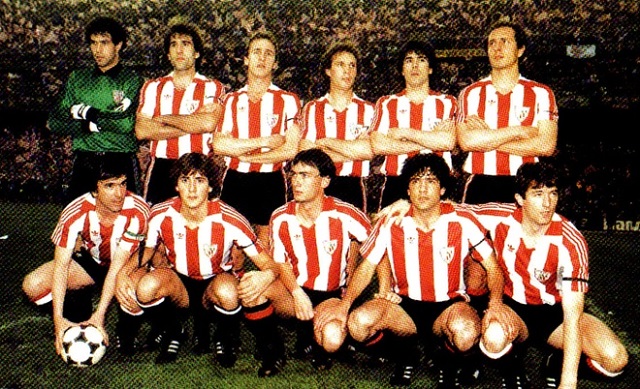 Bộ quần áo bóng đá sân nhà của Athletic Bilbao: Quần đùi và vớ màu đen, áo thi đấu màu trắng có sọc đỏ.