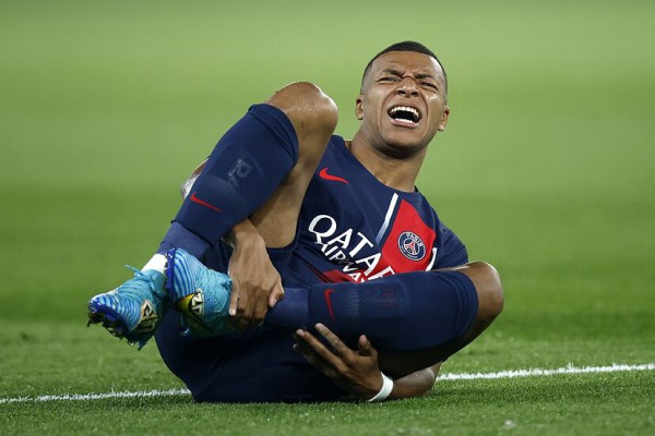 Real Madrid hết bất bại, PSG vẫn thắng dù Mbappe tự rời sân vì chấn thương