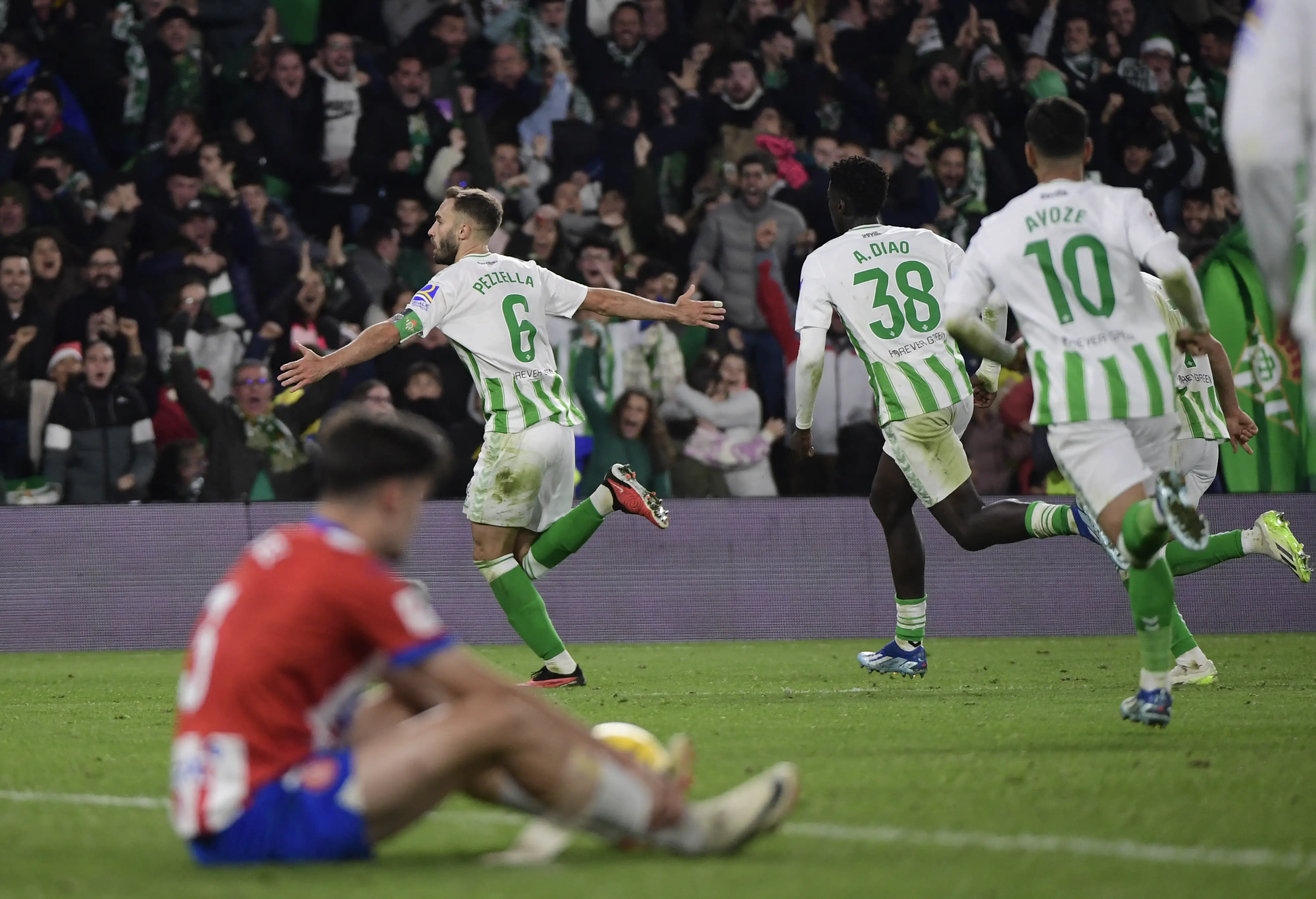 Real Madrid thắng trận, vươn lên dẫn đầu La Liga dù thi đấu thiếu người Real Madrid thắng trận, vươn lên dẫn đầu La Liga dù thi đấu thiếu người