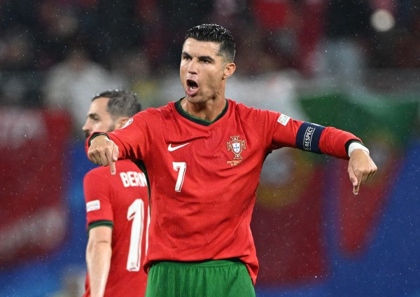 Nghịch lý: Cất Ronaldo lên ghế dự bị, Bồ Đào Nha sẽ… chơi hay hơn?