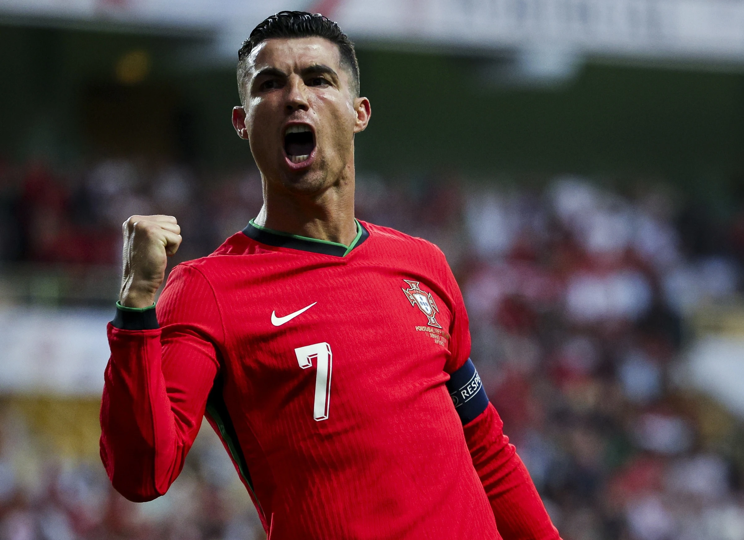 Ronaldo nói gì sau khi lập cú đúp, M.U bất ngờ giữ lại HLV Erik ten Hag