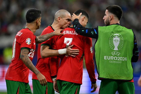 Ronaldo khóc nức nở khi sút hỏng phạt đền, lập kỷ lục buồn ở EURO
