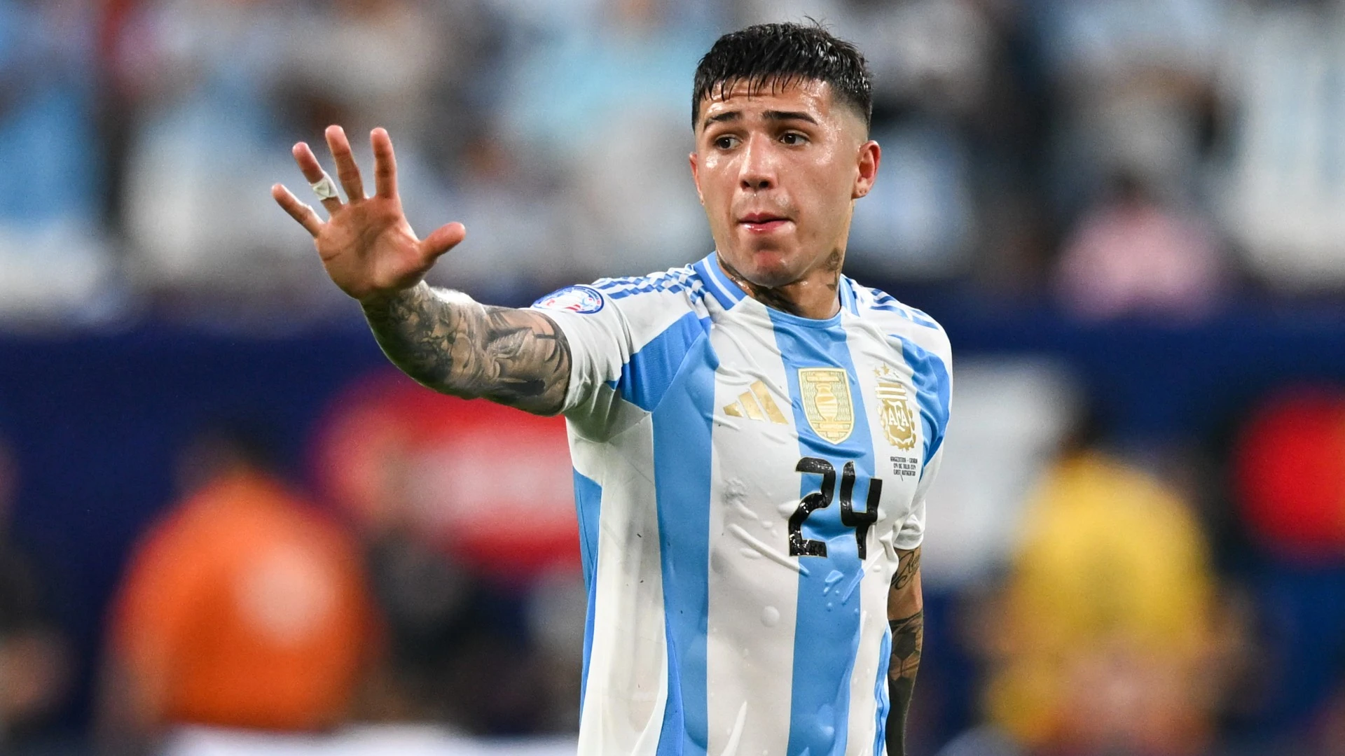 Giới chức Argentina kêu gọi Messi xin lỗi vụ… Enzo Fernandez phân biệt chủng tộc