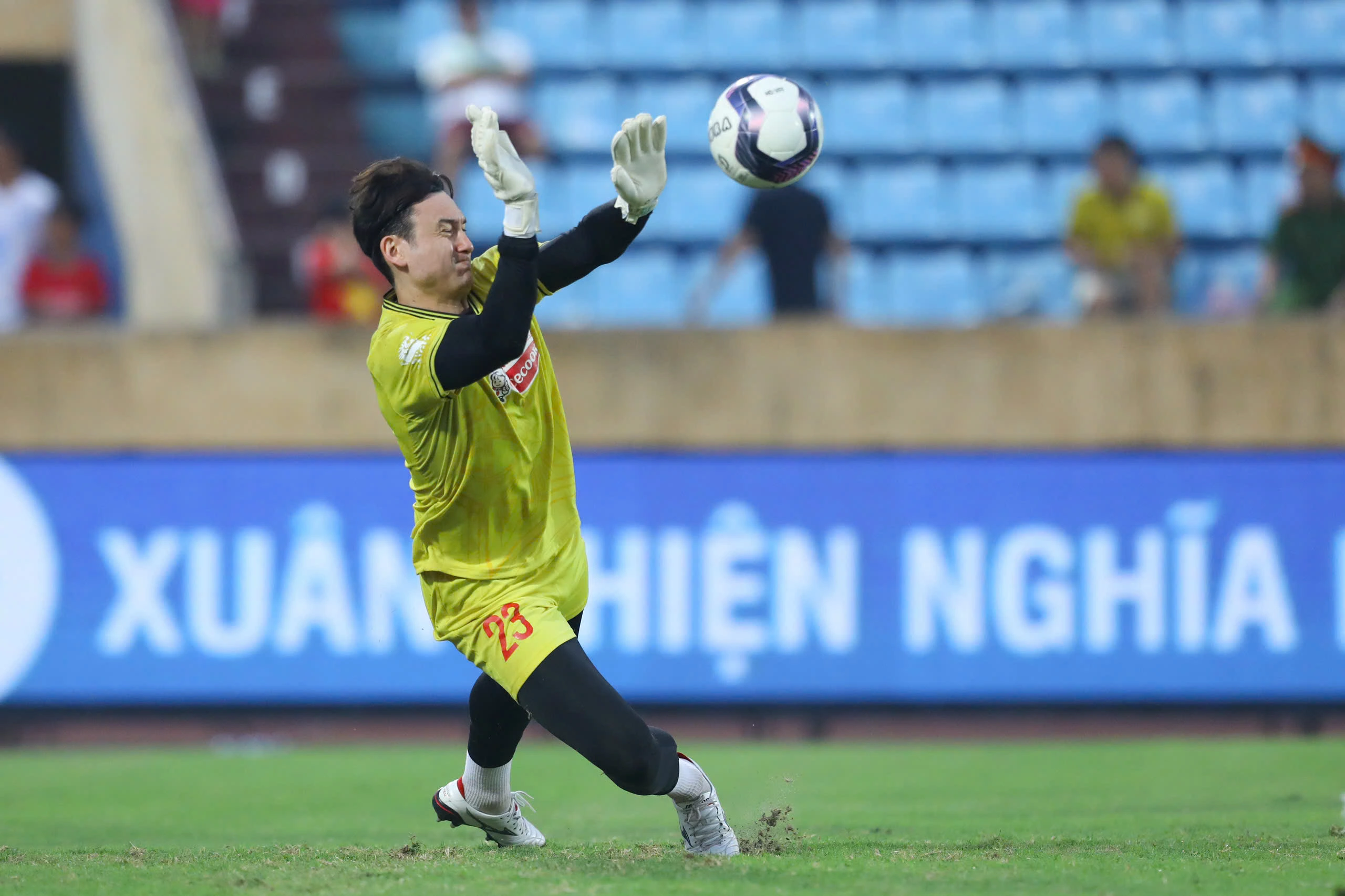 Đội tuyển Việt Nam: Ai đang ngóng thầy Kim, chờ chuyến tàu cuối đến AFF Cup?