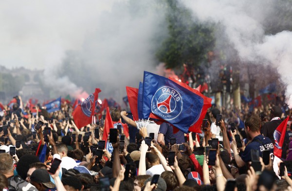 Ăn mừng vô địch Champions League thành bạo động, CĐV PSG chửi mắng Mbappe, Messi và Neymar Ăn mừng vô địch Champions League thành bạo động, CĐV PSG chửi mắng Mbappe, Messi và Neymar
