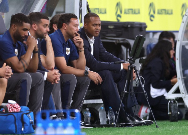 Trợ lý thân tín HLV Kluivert sắp chia tay Indonesia, bỏ mục tiêu World Cup 2026
