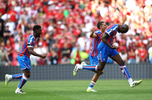 Salah sút hỏng 11 m, Liverpool mất chức vô địch Siêu cúp Anh vào tay Crystal Palace Salah sút hỏng 11 m, Liverpool mất chức vô địch Siêu cúp Anh vào tay Crystal Palace