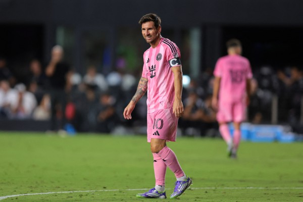 Messi có hành động cực lạ gây lo lắng, điều gì đã xảy ra?