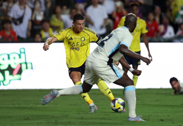 Ronaldo tỏa sáng khiến 40.000 CĐV sung sướng, Al Nassr vào chung kết Super Cúp dù chơi thiếu người