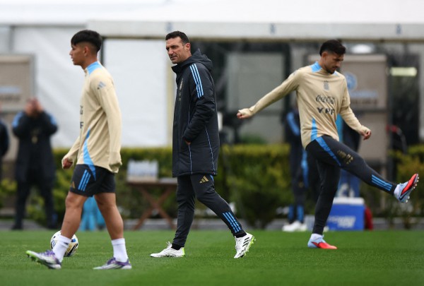 Messi chỉ thi đấu 1 trận tại Argentina, HLV Scaloni có quyết định bất ngờ