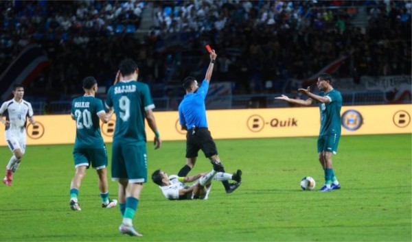 Đội tuyển Thái Lan thua, suýt ẩu đả: Cầu thủ Iraq phải 'trốn', Madam Pang nói gì? Đội tuyển Thái Lan thua, suýt ẩu đả: Cầu thủ Iraq phải 'trốn', Madam Pang nói gì?