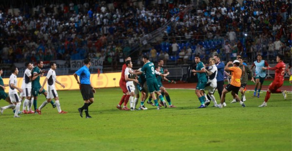 Đội tuyển Thái Lan thua, suýt ẩu đả: Cầu thủ Iraq phải 'trốn', Madam Pang nói gì? Đội tuyển Thái Lan thua, suýt ẩu đả: Cầu thủ Iraq phải 'trốn', Madam Pang nói gì?