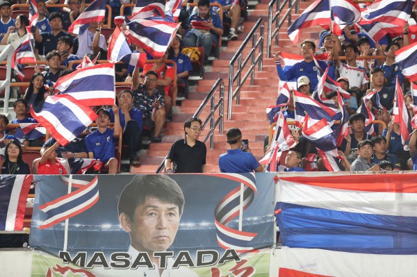 Báo Thái Lan đòi sa thải HLV người Nhật Bản, đưa Kiatisuk trở lại