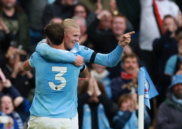 Haaland ‘dạy’ Sesko cách đá tiền đạo, Man City đè bẹp M.U: Chênh lệch đẳng cấp