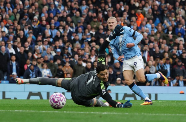 Haaland ‘dạy’ Sesko cách đá tiền đạo, Man City đè bẹp M.U: Chênh lệch đẳng cấp