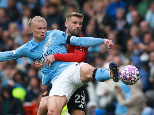 Haaland ‘dạy’ Sesko cách đá tiền đạo, Man City đè bẹp M.U: Chênh lệch đẳng cấp