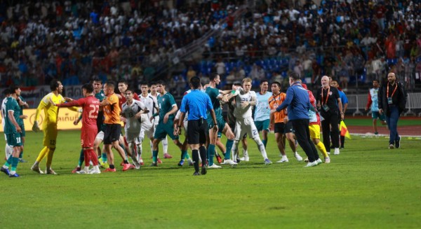 Đội tuyển Thái Lan thua, suýt ẩu đả: Cầu thủ Iraq phải 'trốn', Madam Pang nói gì? Đội tuyển Thái Lan thua, suýt ẩu đả: Cầu thủ Iraq phải 'trốn', Madam Pang nói gì?