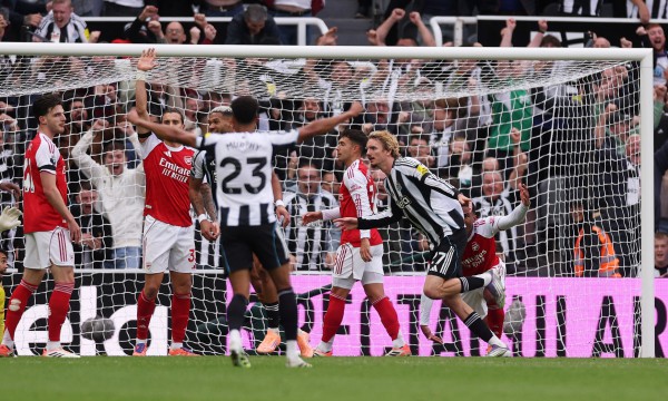 Newcastle thua đau Arsenal phút 90+6, tranh cãi cực gắt nổ ra: Trọng tài VAR ở đâu?