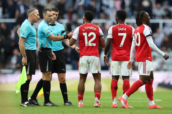 Newcastle thua đau Arsenal phút 90+6, tranh cãi cực gắt nổ ra: Trọng tài VAR ở đâu?