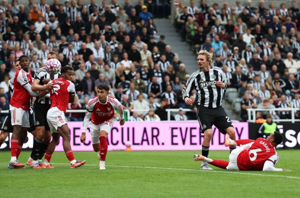 Newcastle thua đau Arsenal phút 90+6, tranh cãi cực gắt nổ ra: Trọng tài VAR ở đâu?