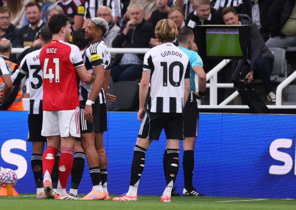 Newcastle thua đau Arsenal phút 90+6, tranh cãi cực gắt nổ ra: Trọng tài VAR ở đâu?