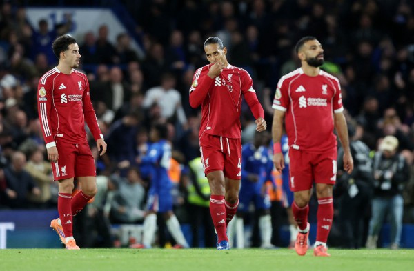 Van Dijk hóa ‘chú hề’, Liverpool thua đau Chelsea phút 90+5 và mất luôn ngôi đầu Van Dijk hóa ‘chú hề’, Liverpool thua đau Chelsea phút 90+5 và mất luôn ngôi đầu