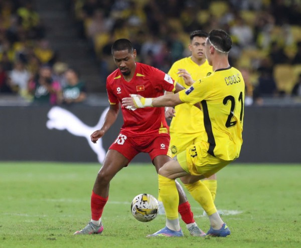 The Guardian phân tích bê bối nhập tịch 'giáng đòn chí mạng vào bóng đá Malaysia' The Guardian phân tích bê bối nhập tịch 'giáng đòn chí mạng vào bóng đá Malaysia'