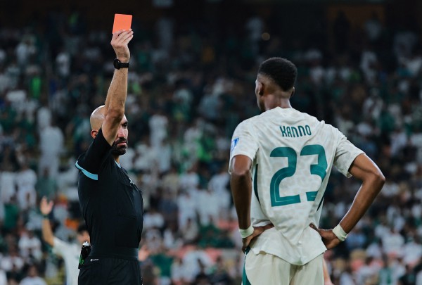 HLV Kluivert thất vọng ê chề vì Indonesia thua đau, bất ngờ đưa trọng tài lên tận mây xanh