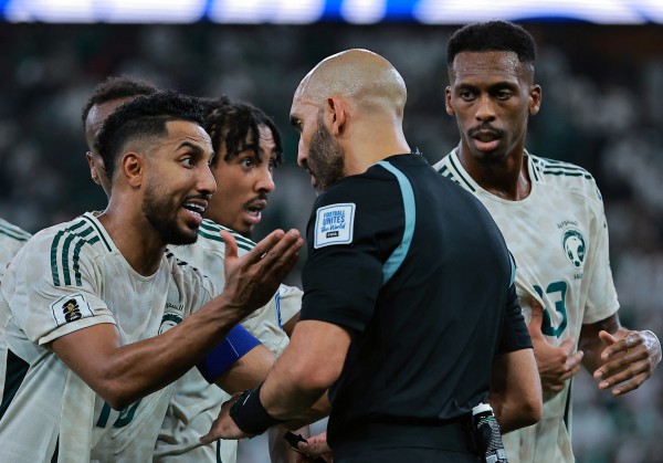 HLV Kluivert thất vọng ê chề vì Indonesia thua đau, bất ngờ đưa trọng tài lên tận mây xanh