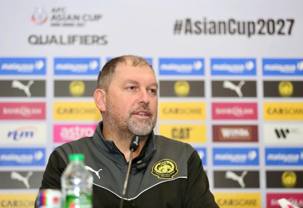 HLV Lào buồn ngẩn ngơ vì thua ngược, HLV Cklamovski đưa Malaysia lên tận mây xanh