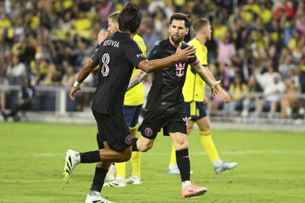 Messi ghi hat-trick lập kỷ lục bóng đá Mỹ, siêu phẩm của Ronaldo cũng chào thua