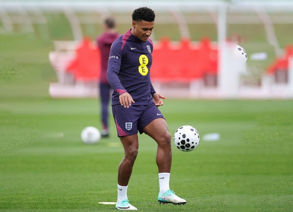 Đội tuyển Anh cạn kiệt trung phong vẫn thắng Xứ Wales 3-0