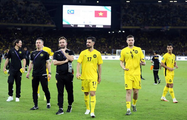 FAM lộ rõ mâu thuẫn trong bê bối nhập tịch, đã thiếu trung thực thế nào? FAM lộ rõ mâu thuẫn trong bê bối nhập tịch, đã thiếu trung thực thế nào?