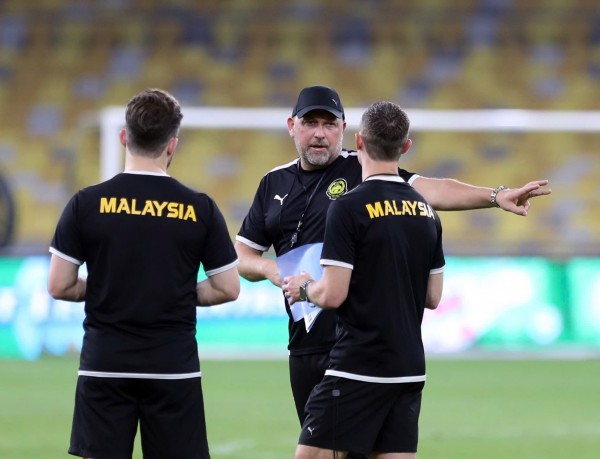 FAM mải đổ ‘lỗi kỹ thuật’, quên lý do bị FIFA xử phạt là giả mạo hồ sơ? FAM mải đổ ‘lỗi kỹ thuật’, quên lý do bị FIFA xử phạt là giả mạo hồ sơ?