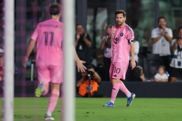 Messi lập cú đúp ngoạn mục ở Mỹ, mừng như bắt được của là… đội tuyển Argentina Messi lập cú đúp ngoạn mục ở Mỹ, mừng như bắt được của là… đội tuyển Argentina