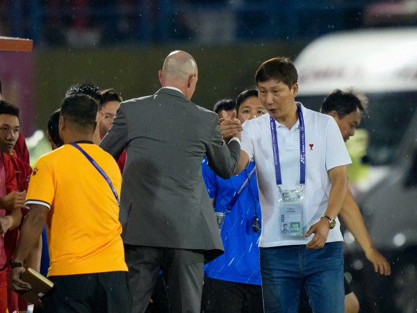 Người đang đối đầu với ông Kim Sang-sik có sự nghiệp li kì cỡ nào: 'Những hành trình điên rồ'