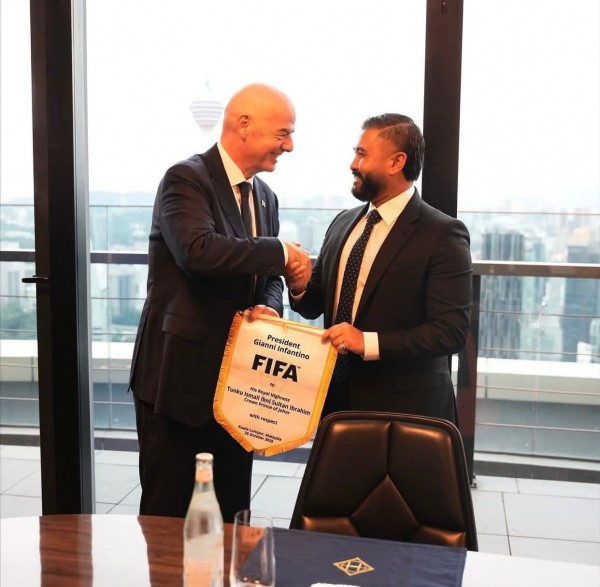 Nhiếp chính vương Malaysia đăng ảnh chụp cùng Chủ tịch FIFA, hé lộ FAM nhập tịch thêm… 27 cầu thủ Nhiếp chính vương Malaysia đăng ảnh chụp cùng Chủ tịch FIFA, hé lộ FAM nhập tịch thêm… 27 cầu thủ