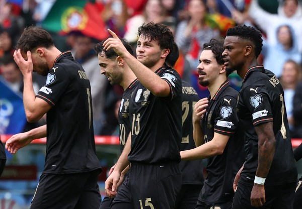 Vắng Ronaldo vì án phạt, Bồ Đào Nha vẫn thắng Armenia với tỷ số kinh ngạc 9-1: Có vé World Cup Vắng Ronaldo vì án phạt, Bồ Đào Nha vẫn thắng Armenia với tỷ số kinh ngạc 9-1: Có vé World Cup