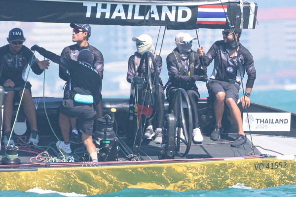 Thú vị hình ảnh Hoàng hậu Suthida làm hoa tiêu, thuyền buồm Thái Lan bứt tốc: Sắp giành HCV SEA Games