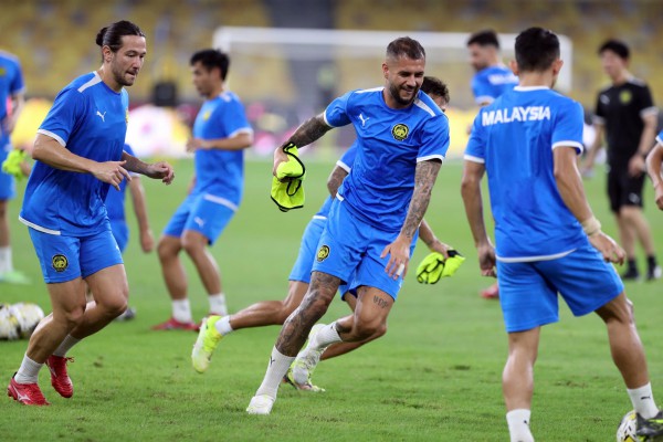 AFC cảnh báo nóng đội tuyển Malaysia: Nếu dùng 7 cầu thủ nhập tịch lậu trận tái đấu Việt Nam, sẽ bị… AFC cảnh báo nóng đội tuyển Malaysia: Nếu dùng 7 cầu thủ nhập tịch lậu trận tái đấu Việt Nam, sẽ bị…