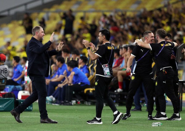 HLV Malaysia hứng bão chỉ trích vì ‘dám’ tuyên bố sẽ không bị AFC xử thua đội tuyển Việt Nam HLV Malaysia hứng bão chỉ trích vì ‘dám’ tuyên bố sẽ không bị AFC xử thua đội tuyển Việt Nam