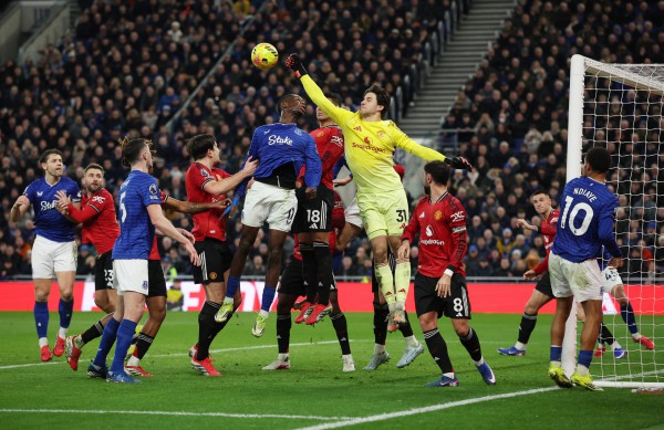 HLV Everton cay đắng thừa nhận M.U thắng may mắn, HLV Carrick ca ngợi hết lời 2 nhân vật đặc biệt