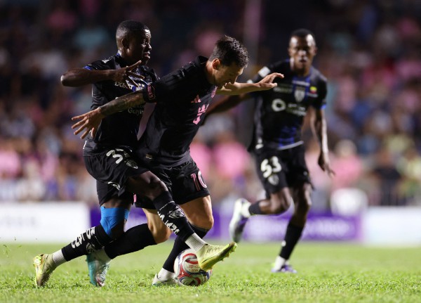Messi bị CĐV quá khích quật ngã ngay trong trận giao hữu tại Puerto Rico, an ninh ‘toát mồ hôi’