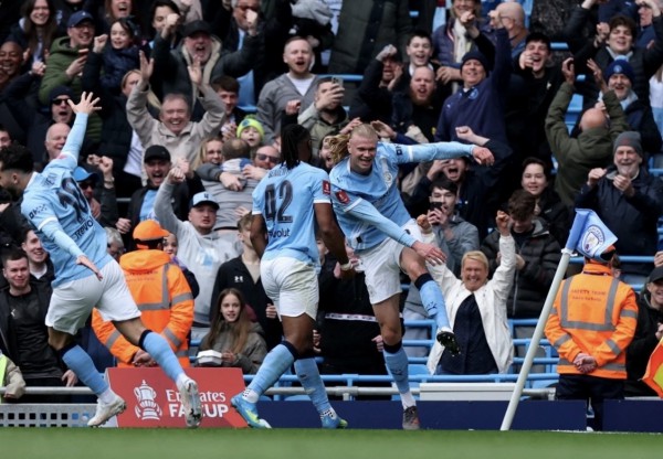 Haaland lập hattrick, Man City thắng đậm khó tin Liverpool trong ngày HLV Guardiola ngồi khán đài