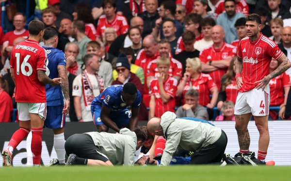 Cầu thủ 18 tuổi chấn thương kinh hoàng trận ra mắt, Chelsea 'thua thảm' trên sân nhà