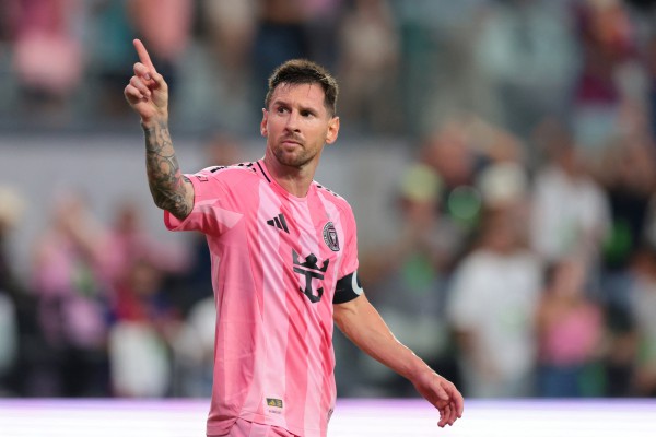Messi chính thức gia nhập ‘CLB tỉ phú’ cùng Ronaldo