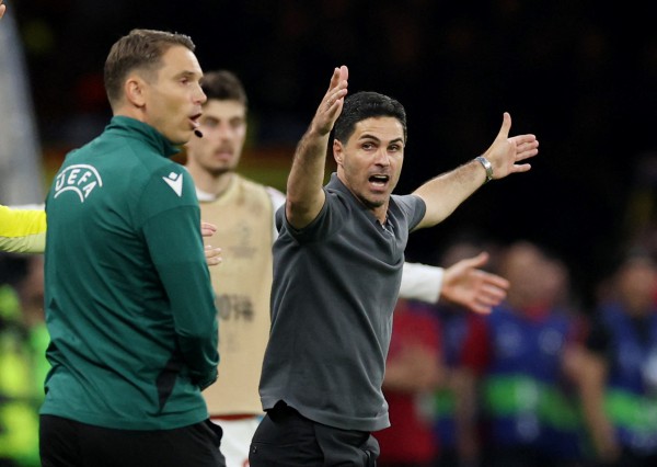 HLV Arteta nổi giận lôi đình ‘Arsenal thua đau do trọng tài’, HLV Enrique ngưỡng mộ đối thủ nhưng quả quyết…